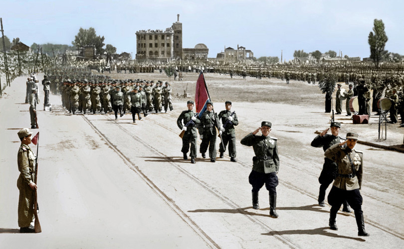 Lễ duyệt binh được tổ chức nhân dịp sự chiến thắng trong cuộc Chiến tranh Giải phóng Tổ quốc hồi tháng 8/1953