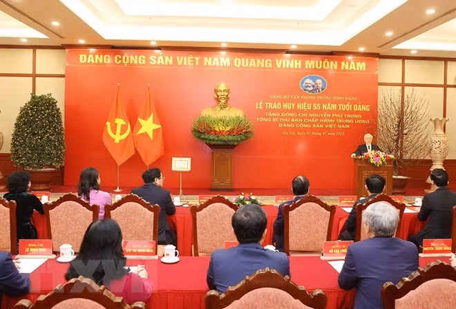 Lễ trao Huy hiệu 55 năm tuổi Đảng tặng Tổng Bí thư Nguyễn Phú Trọng ảnh 11