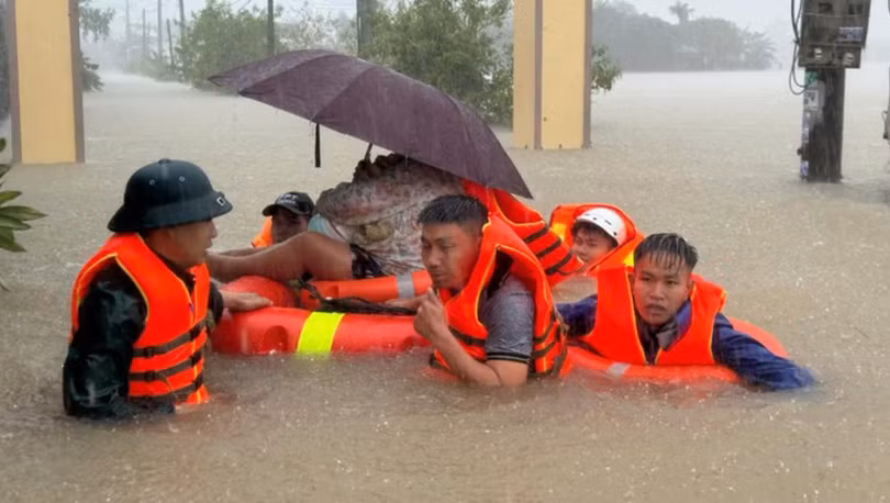 Các nhà mạng kích hoạt phương án ứng phó, huy động lực lượng để giữ vững thông tin liên lạc, hỗ trợ người dân.