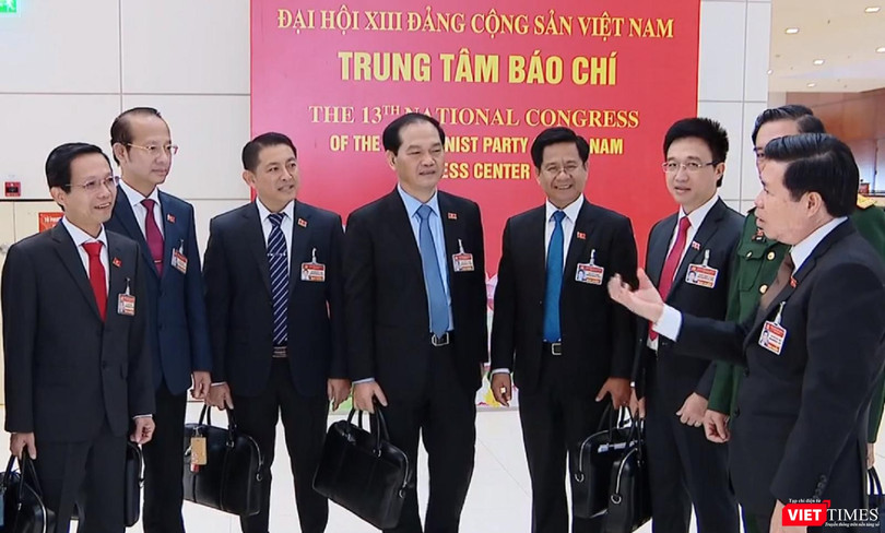 Các Đại biểu khẳng định sẽ sáng suốt lựa chọn các đồng chí tham gia vào Ban Chấp hành Trung ương Đảng khóa XIII đủ đức, đủ tài để cùng Đảng ta quyết tâm xây dựng đất nước ta ngày càng phồn vinh, phát triển.