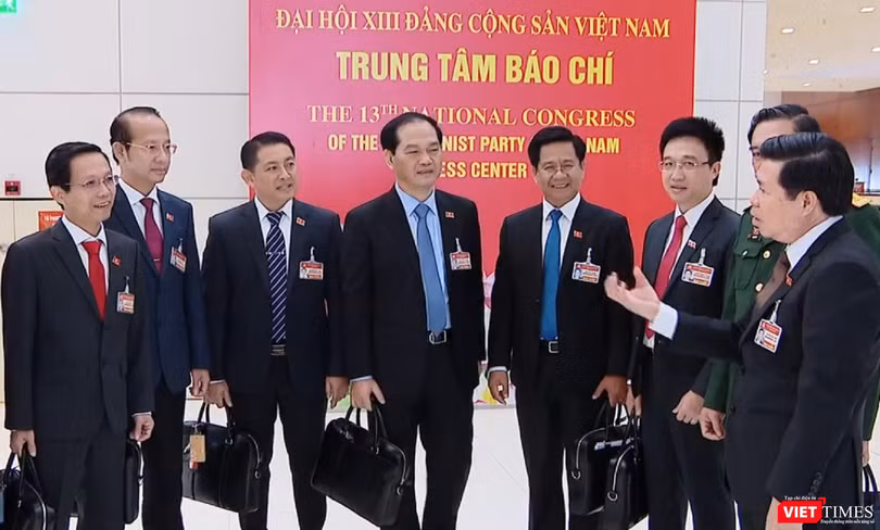 Các Đại biểu khẳng định sẽ sáng suốt lựa chọn các đồng chí tham gia vào Ban Chấp hành Trung ương Đảng khóa XIII đủ đức, đủ tài để cùng Đảng ta quyết tâm xây dựng đất nước ta ngày càng phồn vinh, phát triển.