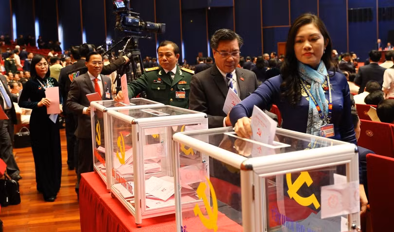 Các đại biểu bỏ phiếu bầu cử Ban Chấp hành Trung ương Đảng khóa XIII.