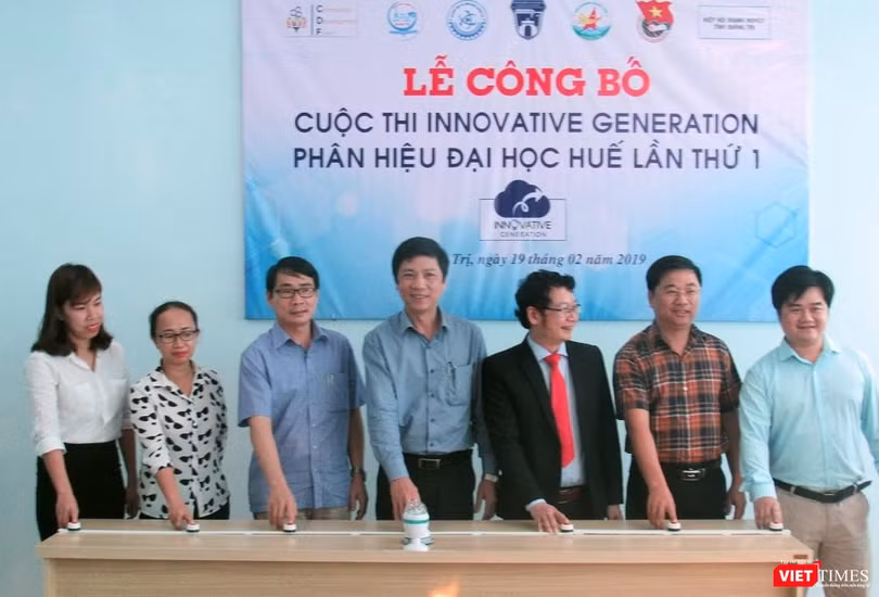 Ban Tổ chức nhấn nút khởi động Công bố cuộc thi.