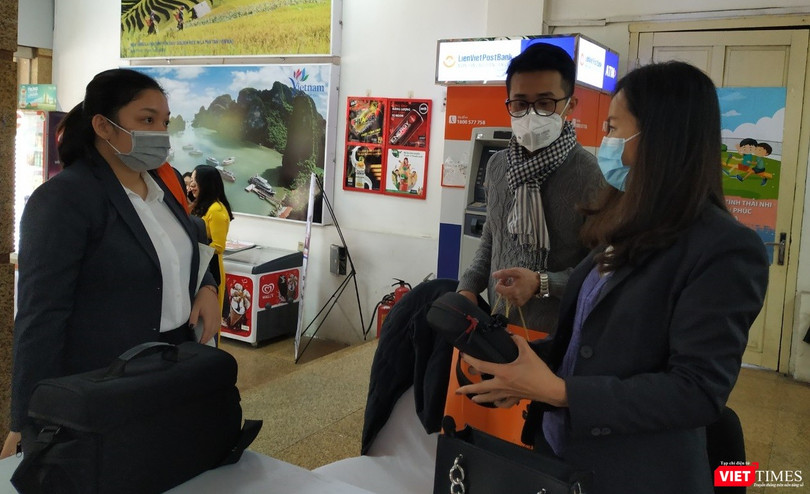 Mọi người dân bắt buộc đeo khẩu trang khi đến chỗ đông người. Ảnh: Anh Lê.