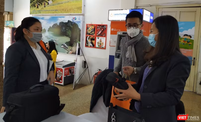 Mọi người dân bắt buộc đeo khẩu trang khi đến chỗ đông người. Ảnh: Anh Lê.