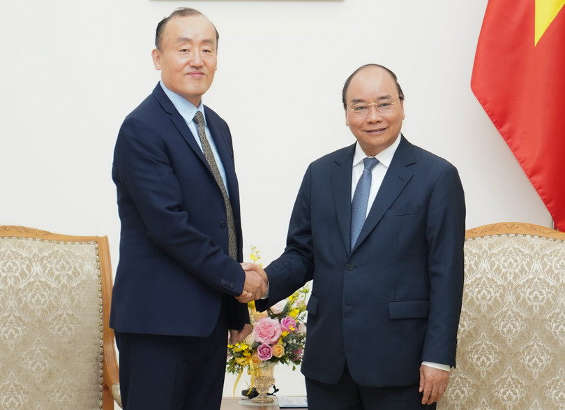 Thủ tướng Chính phủ Nguyễn Xuân Phúc tiếp Trưởng đại diện Tổ chức Y tế thế giới tại Việt Nam, TS. Kidong Park ngày 14/3. Ảnh: VPCP.