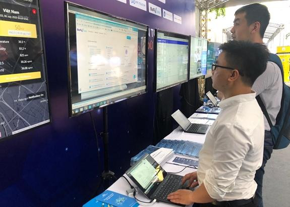 Người dùng trải nghiệm dịch vụ điện toán đám mây do doanh nghiệp Việt Nam phát triển.