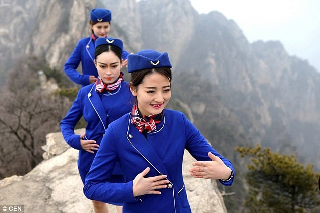 Tiếp viên hàng không chân trần leo núi tập võ ảnh 2