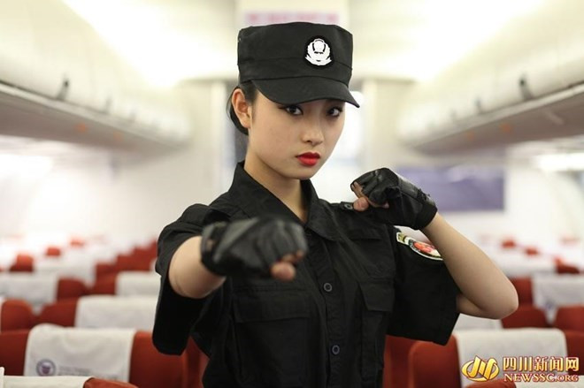 Tiếp viên hàng không chân trần leo núi tập võ ảnh 5