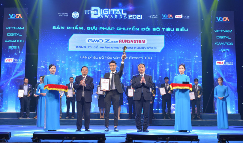 Ông Đào Bảo Linh - Trưởng phòng Nghiên cứu và phát triển Trí tuệ nhân tạo của GMO-Z.com RUNSYSTEM - đại diện công ty lên nhận giải thưởng này.