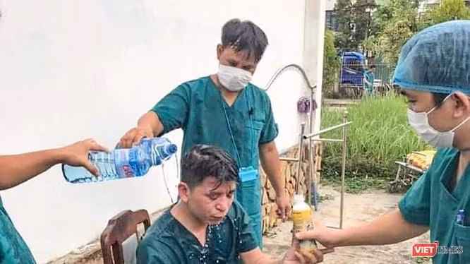 Cán bộ y tế bị sốc do làm việc quá tải.