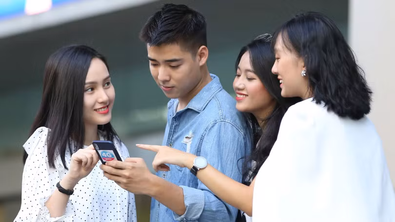 Zalo, Facebook Messenger, Viber... dần chiếm chỗ dịch vụ thoại, SMS truyền thống. Ảnh minh hoạ.