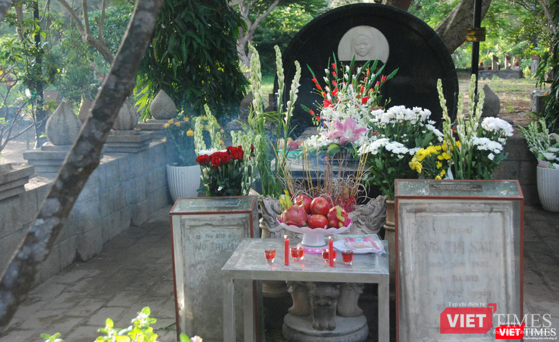 Tấm bia do viên chúa đảo thân dùng tay lấp đất chôn chân đến nay vẫn sừng sững.