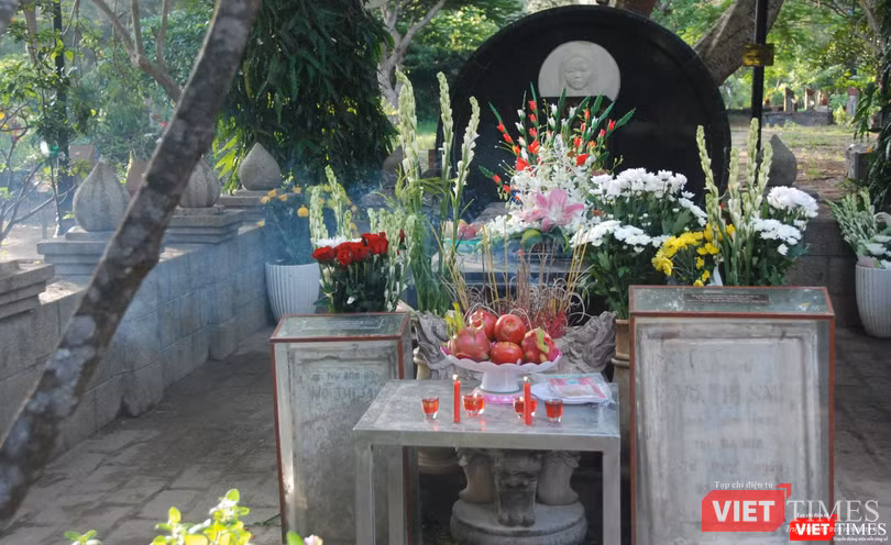 Tấm bia do viên chúa đảo thân dùng tay lấp đất chôn chân đến nay vẫn sừng sững.