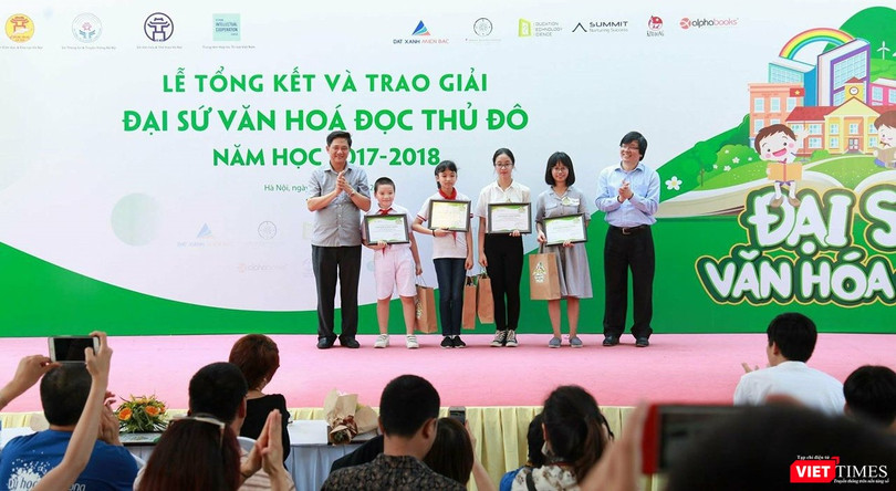4 học sinh có bài dự thi xuất sắc nhất vừa được vinh danh Đại sứ Văn hóa đọc Thủ đô năm học 2017 - 2018 vào sáng nay (26/5).