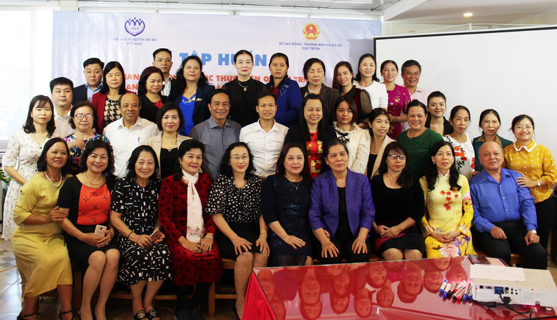 Lãnh đạo Cục Trẻ em, Bộ Lao động - Thương binh & Xã hội chụp ảnh lưu niệm với các đại biểu.