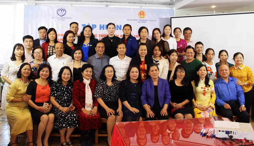 Lãnh đạo Cục Trẻ em, Bộ Lao động - Thương binh & Xã hội chụp ảnh lưu niệm với các đại biểu.