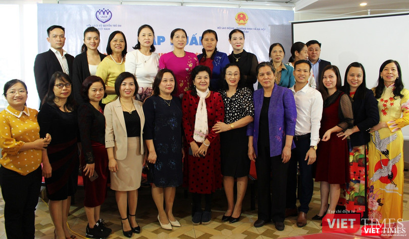 Lãnh đạo Cục Trẻ em, Bộ Lao động - Thương binh &amp; Xã hội chụp ảnh lưu niệm với các đại biểu Quảng Ninh.