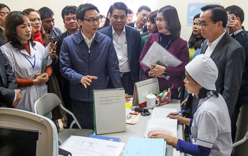 Phó Thủ tướng Vũ Đức Đam và Chủ tịch UBND TP Hà Nội Nguyễn Đức Chung thăm Trạm Y tế phường Tây Mỗ, quận Nam Từ Liêm trong năm 2017. Ảnh: VGPm