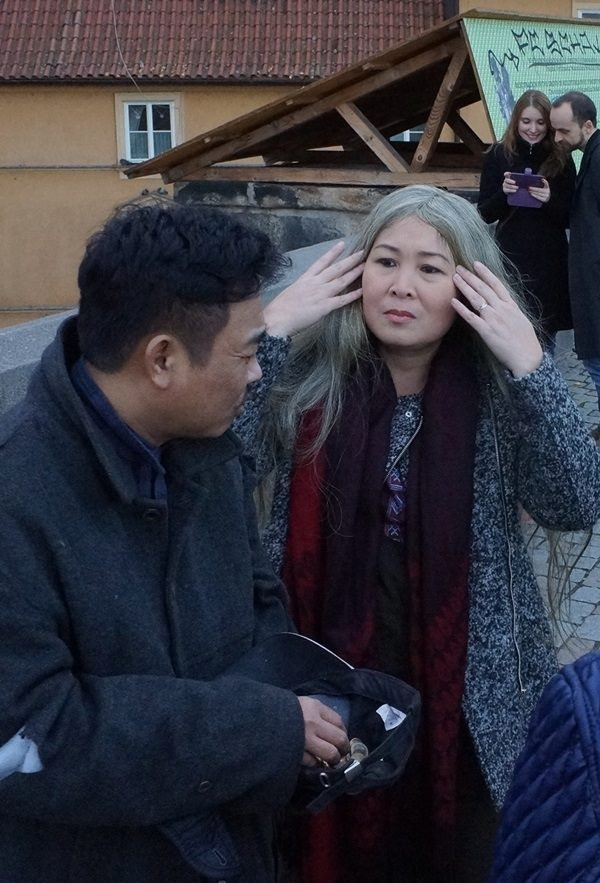 Hé lộ loạt ảnh hóa trang của dàn Táo quân 2016 ghi hình tại Cộng Hòa Czech ảnh 4