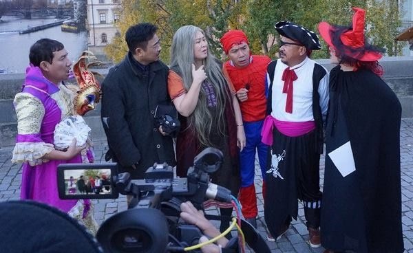 Hé lộ loạt ảnh hóa trang của dàn Táo quân 2016 ghi hình tại Cộng Hòa Czech ảnh 1