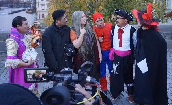 Hé lộ loạt ảnh hóa trang của dàn Táo quân 2016 ghi hình tại Cộng Hòa Czech ảnh 1