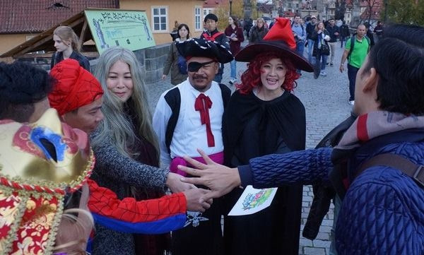 Hé lộ loạt ảnh hóa trang của dàn Táo quân 2016 ghi hình tại Cộng Hòa Czech ảnh 3