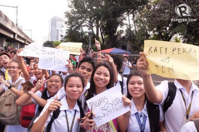Hàng trăm ngàn người đổ ra đường với biểu ngữ và cờ Philippines để thể hiện tình yêu với người đẹp.