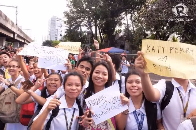 Hàng trăm ngàn người đổ ra đường với biểu ngữ và cờ Philippines để thể hiện tình yêu với người đẹp.
