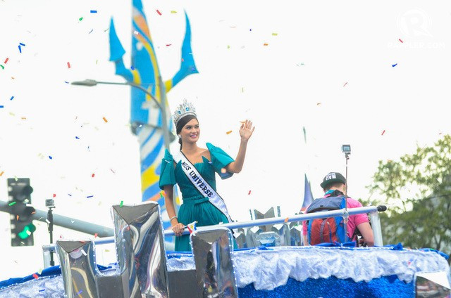 Ngày 25/1, Pia Wurtzbach có lễ diễu hành ở Manila (Philippines). Đây là lần đầu tiên người đẹp 27 tuổi trở về quê hương kể từ khi đăng quang ngôi vị Hoa hậu hoàn vũ vào ngày 20/12/2015.