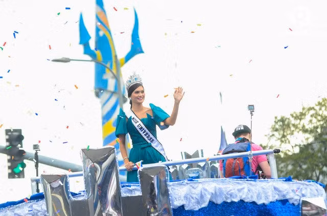 Ngày 25/1, Pia Wurtzbach có lễ diễu hành ở Manila (Philippines). Đây là lần đầu tiên người đẹp 27 tuổi trở về quê hương kể từ khi đăng quang ngôi vị Hoa hậu hoàn vũ vào ngày 20/12/2015.