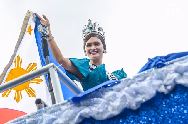 Thủ đôManila đã thực sự sống trong không khí lễ hội khi hàng trăm ngàn người đổ ra đường chào đón tân Hoa hậu.