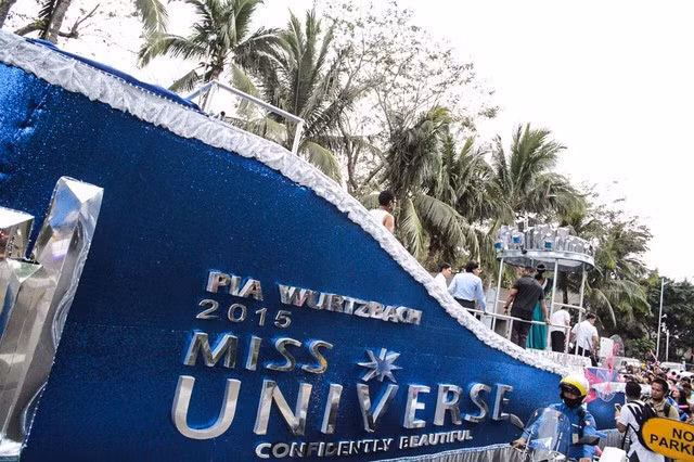 Chiếc xe diễu hành có kích thước khá lớn, có gắn tên Pia Wurtzbach và danh hiệu Hoa hậu hoàn vũ của cô.