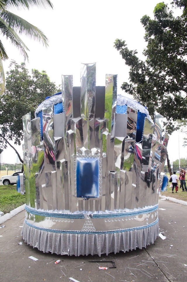 Chiếc xe diễu hành nhìn từ phía sau. Nó được thiết kế cách điệu từ hình ảnh vương miện đăng quang.