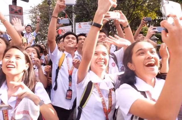 Đám đông háo hức chen nhau chụp ảnh Hoa hậu. Về nước từ ngày 23/1, Pia Wurtzbach sẽ ở lại Philippines đến ngày 31/1.