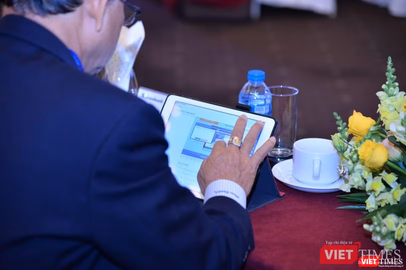 Một cổ đông thực hiện biểu quyết trực tuyến trên nền tảng Microsoft Teams.