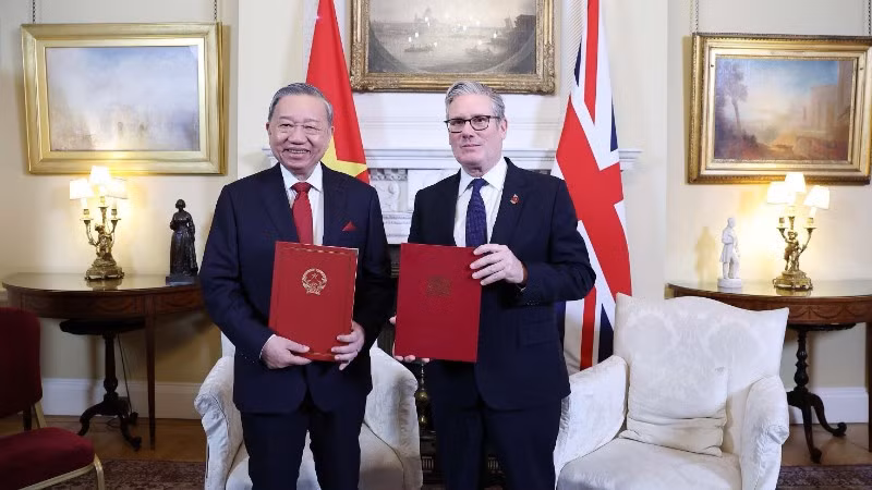 Tổng Bí thư Tô Lâm và Thủ tướng Anh Keir Starmer trao Tuyên bố chung về nâng cấp quan hệ Việt Nam-Anh lên Đối tác chiến lược toàn diện. Ảnh: Thống Nhất/TTXVN