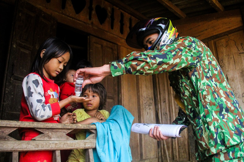 Hướng dẫn trẻ em vùng cao rửa tay sát trùng