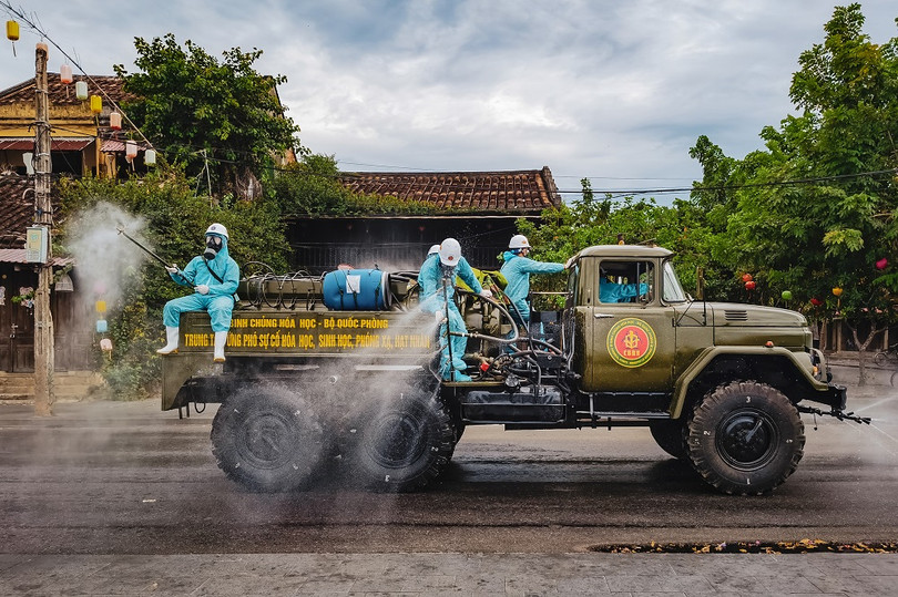 Phun thuốc khử trùng tại phố Hội