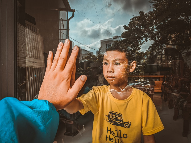 Tác phẩm “Ranh giới mong manh” với nhân vật là bé Gia Huy phải cách ly gia đình trong đại dịch - Tác phẩm đoạt giải Nhất hạng mục ảnh chụp bằng điện thoại