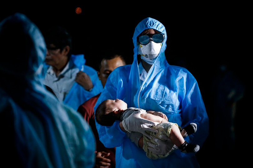 Giải Nhất hạng mục ảnh chụp chuyên nghiệp - “Ngủ ngon nhé con yêu, có ta ở đây rồi” chụp 19/06/2020 lúc 20h49 tại điểm đón công dân về từ nước ngoài thực hiện cách ly theo dõi COVID-19 thuộc Trung đoàn 814 - Bộ Chỉ huy Quân sự tỉnh Hòa Bình.