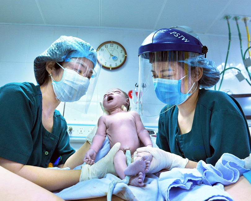 Giải ảnh truyền cảm hứng - tác phẩm “Khoảnh khắc ra đời trong mùa dịch”, được chụp tại bệnh viện Phụ sản Trung ương ngay từ những ngày đầu có dịch đã triển khai nhiều giải pháp nhằm ngăn ngừa virus Corona.