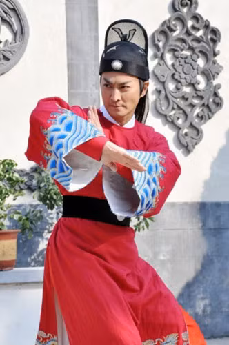 Được biết, Hà Gia Kính sinh năm 1959. Ngày còn nhỏ, ước mơ của nam diễn viên là trở thành một cầu thủ bóng đá. Tuy nhiên, từ sau cái chết của mẹ, cuộc sống của Gia Kính có nhiều thay đổi, anh quyết định sang Anh học ngành thiết kế quảng cáo.