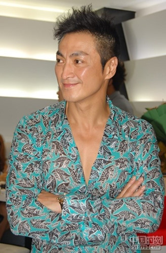 Ở tuổi gần 60, Hà Gia Kính vẫn giữ vẻ ngoài phong độ, rắn rỏi nhờ thường xuyên luyện khí công và ăn uống lành mạnh.