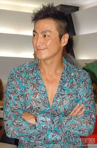 Ở tuổi gần 60, Hà Gia Kính vẫn giữ vẻ ngoài phong độ, rắn rỏi nhờ thường xuyên luyện khí công và ăn uống lành mạnh.