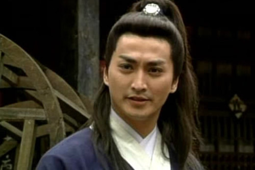 Trở về Hồng Kông (Trung Quốc), Hà Gia Kính bắt đầu có hứng thú với nghề diễn xuất. Cuối thập niên 80, anh đầu quân cho công ty điện ảnh Trung Hoa của Đài Loan. Năm 1993, Gia Kính đảm nhận vai Triển Chiêu và góp mặt trong cả 236 tập phim 