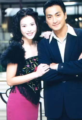 Mối tình thứ hai của Hà Gia Kính là Lý Uyển Hoa, kéo dài 10 năm. Được biết, một trong những nguyên nhân khiến Uyển Hoa tuyên bố chia tay năm 2001 là do Hà Gia Kính thường xuyên ở đại lục, hai người không có cơ hội gặp nhau, xa mặt cách lòng nên tình cảm cứ thế phai nhạt. Từ đó đến nay, nam diễn viên không thừa nhận thêm bất kì mối tình nào.