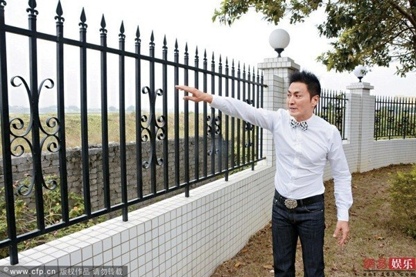 Hà Gia Kính xuất hiện trong khuôn viên cơ ngơi kinh doanh trị giá hàng trăm triệu NDT của mình (năm 2014).