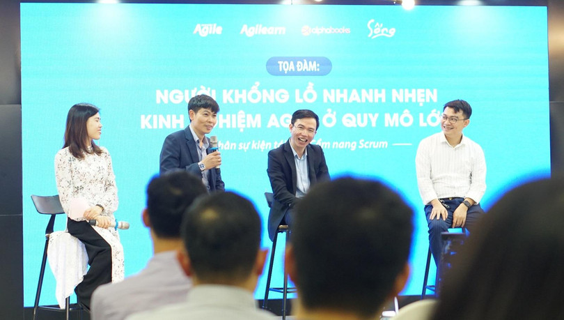 Các vị khách mời chia sẻ tại buổi tọa đàm - từ trái qua phải: anh Phạm Anh Đới - Giám đốc Học viện Agile, anh Hoàng Hữu Huy - Giám đốc Giải pháp chấp nhận thanh toan số tại Ngân hàng MSB, anh Nguyễn Thành Nam - Giám đốc Trung tâm sản xuất phần mềm tại NTQ Solution.