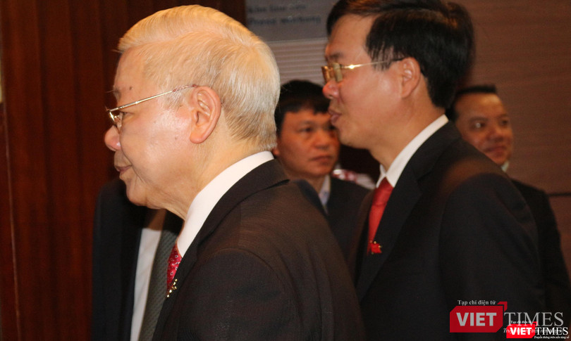 Tổng Bí thư Nguyễn Phú Trọng cùng ông Võ Văn Thưởng tiến vào Trung tâm báo chí.